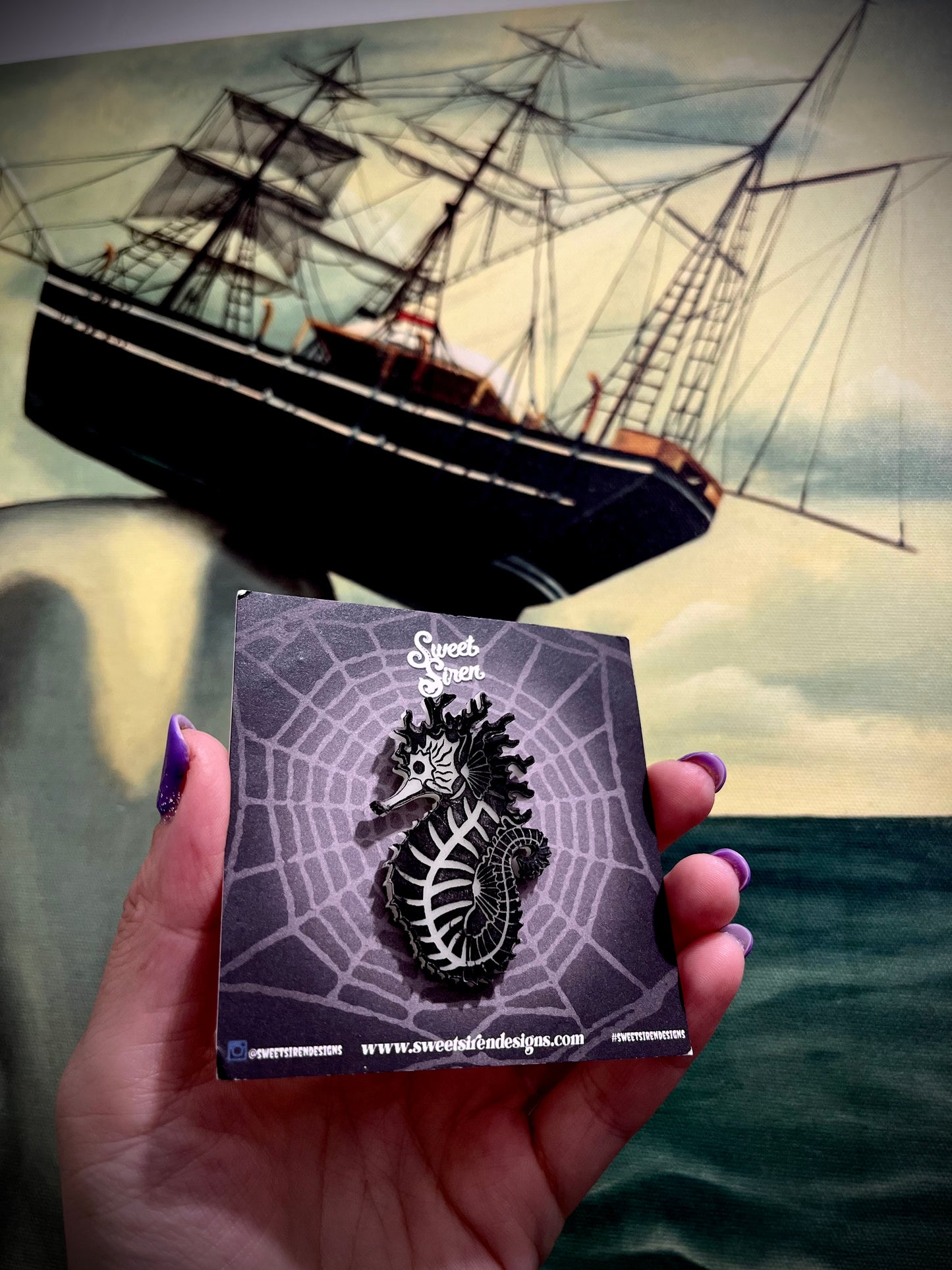 Skeleton Seahorse PIN Glow-in-the-Dark